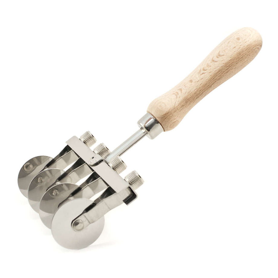 Adjustable pasta cutter with 2 POM toothed wheels