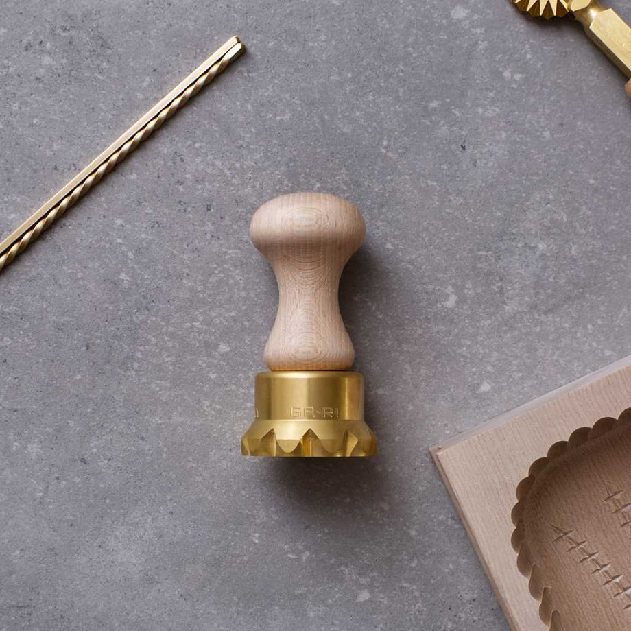 https://www.italiancookshop.com/cdn/shop/products/professional-brass-ravioli-flower-stamp-2_460x@2x.jpg?v=1655044913