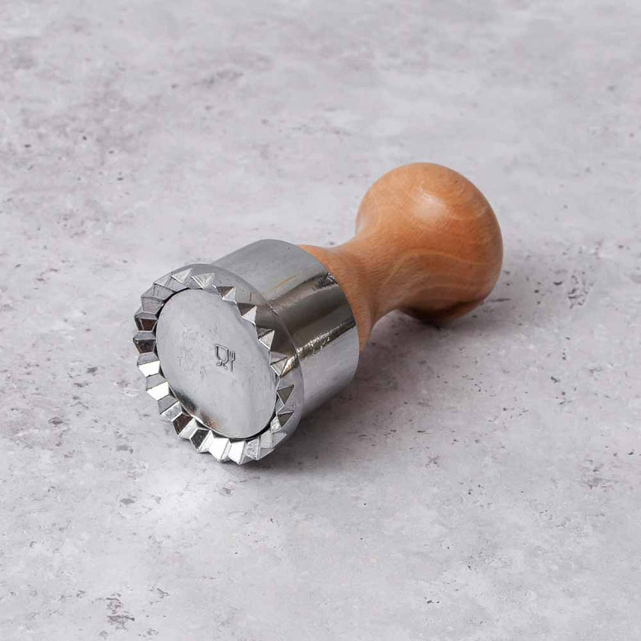 https://www.italiancookshop.com/cdn/shop/products/round-aluminium-zigzag-anolini-cappelletti-ravioli-stamp-cutter-5cm-2_460x@2x.jpg?v=1661350351